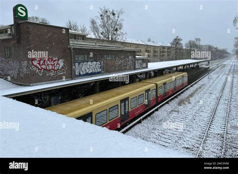 05 01 2024 Berlin GER S Bahn Der Linie 1 Faehrt Im Winter In Den