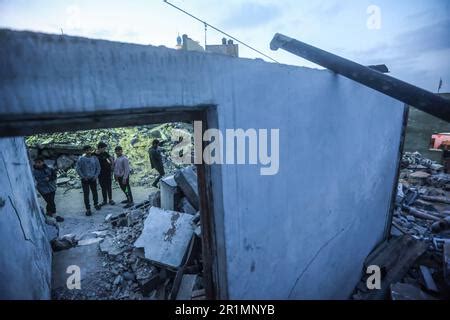 Gaza Palestina Th De Mayo De Los Palestinos Inspeccionan La