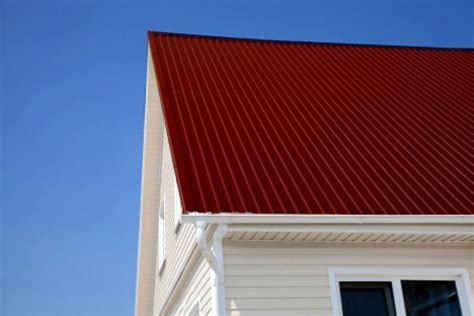 Как правильно крепить профнастил на крышу | Инструкция по монтажу ...