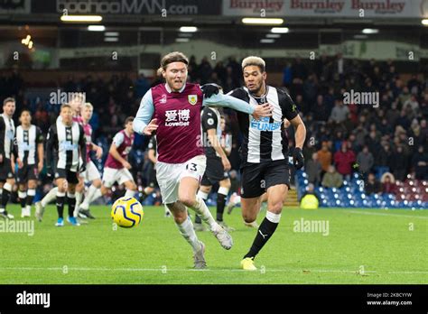 Jeff Hendrick Of Burnley Battle Hi Res Stock Photography And Images Alamy