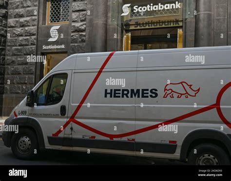 hermes delivery van   scotiabank  lima city center