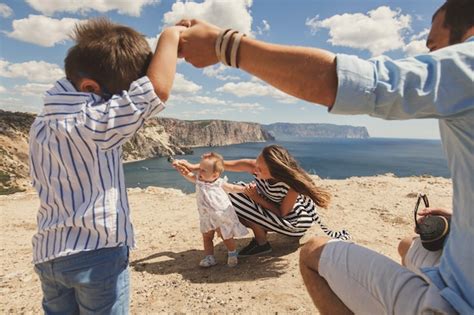 Fam Lia Feliz De Quatro Pessoas Caminhando Nas Montanhas Conceito De