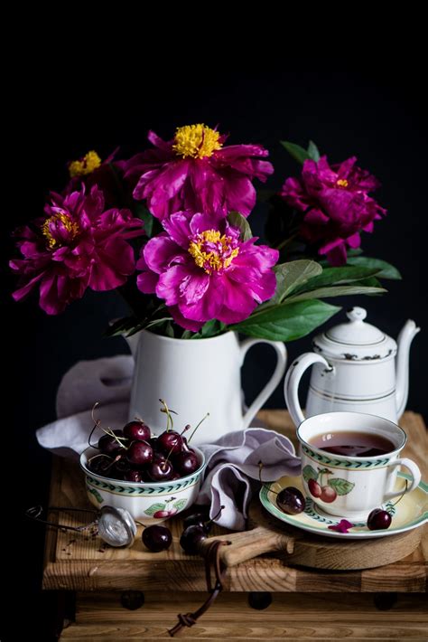 Fondos de Pantalla 961x1440 Bodegón Zinnia Cereza Tetera Té Fondo negro