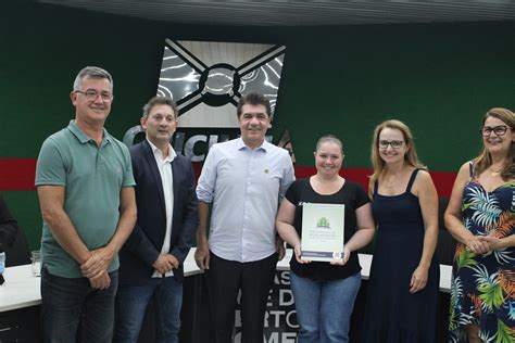 Prefeitura De Crici Ma Entrega Escrituras Para Diversos Bairros