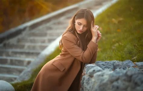 Скачать обои девушка grass women brunette stairs red nails women