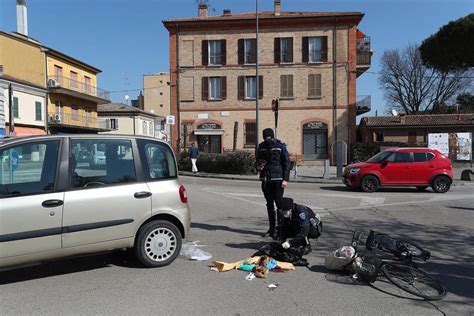 Ravenna Incidente Auto Bici In Piazza Della Resistenza Anziana Ferita