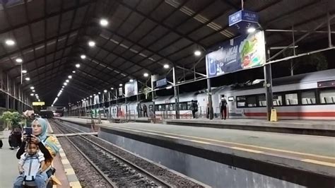 Naik Kereta Api Ekonomi Premium Kuala Stabas Lokomotif Cc Ke