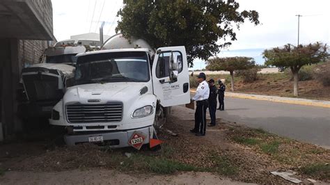 Choque de pesadas unidades sobre la México 15 en Guasave deja fuertes