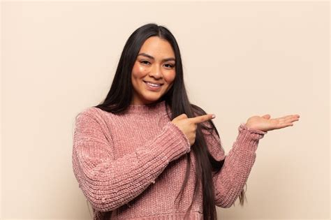 Jovem Latina Sorrindo Sentindo Se Feliz Despreocupada E Satisfeita Apontando Para Um Conceito