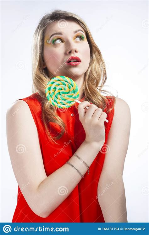 Portrait De La Surprenante Fille Blonde Caucasienne Avec La Sugar Round Lollipop Poster En