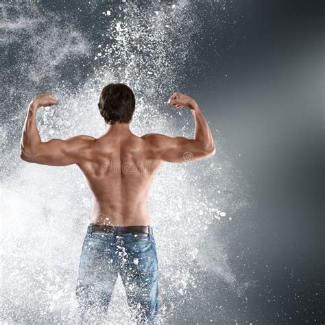 Vue Arrière Dhomme Musculaire Montrant Ses Muscles Du Dos Photo Stock