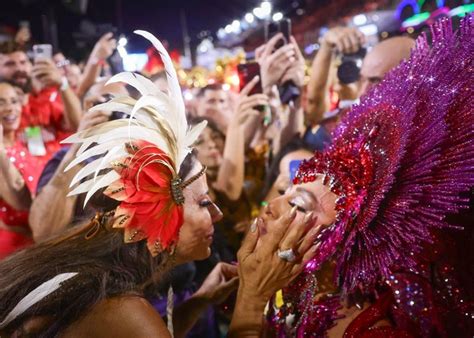 Viviane Araujo E Sabrina Sato Trocam Beijo Na Sapuca