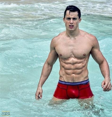 Pietro Boselli posa e sensualiza só de cueca molhada na praia Volume