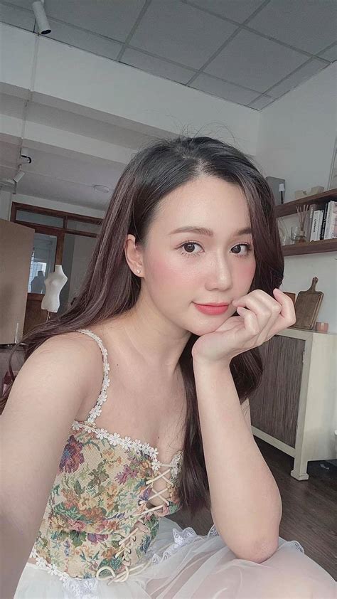 Y tá Ngọc Phố trong làng gây bão với ảnh bikini và nội y sexy