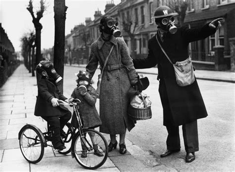 Historical Gas Mask Photos From WWII Britain Show Life During Wartime ...