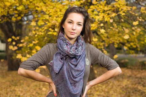 Jeune Fille De Brunette De Gorgeos En Nature Photo Stock Image Du Nature Adolescents 18555402