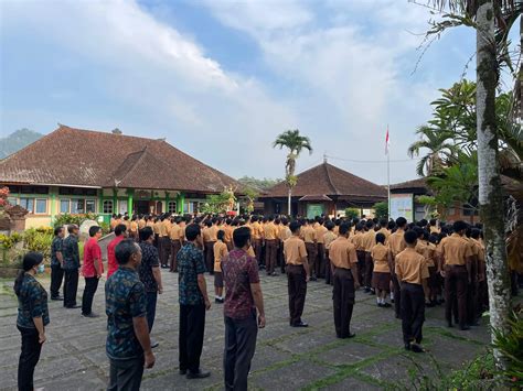 Upacara Bendera Memperingati Hari Pahlawan November Di Sman