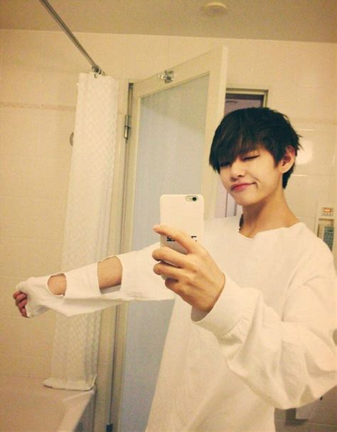 Potret Mirror Selfie V Bts Atau Kim Taehyung Yang Hot Sex Picture