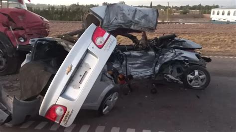 Brutal Accidente En Mendoza Un Auto Choc De Frente Contra Un Cami N Y