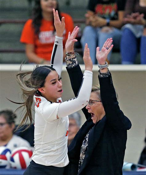 Volleyball Harlandale Sweeps Burbank Behind Milestone