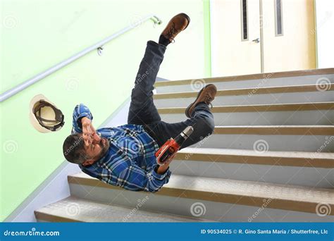 Trabajador Mayor Que Cae En Las Escaleras Imagen De Archivo Imagen De