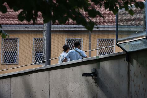 Disordini Nel Carcere Di Brescia Agenti Aggrediti Dai Detenuti Due