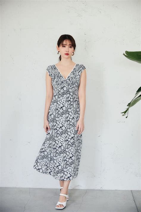 グレイ系 S全ての Herlipto Lace Trimmed Floral Dress ロングワンピース ワンピースグレイ系s