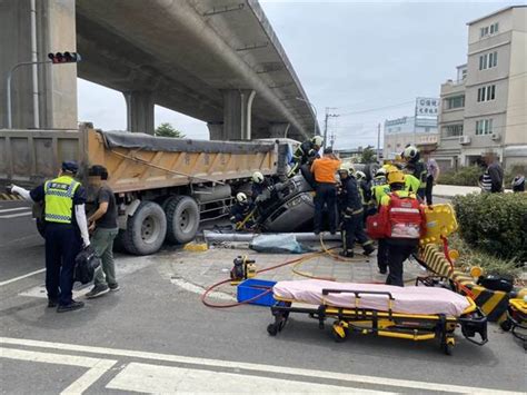 廂型車疑搶快違規左轉 遭砂石車攔腰撞翻 社會 中時