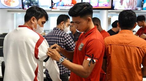 Skuad Timnas Indonesia U 20 Kenakan Pita Hitam Simbol Matinya Mimpi