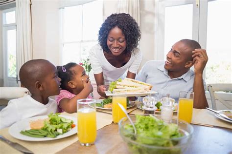 6 benefícios de comer à mesa em família Familia