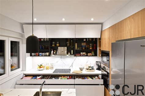 Cocina pequeña blanca y madera con peninsula Dekton Kairos CJR