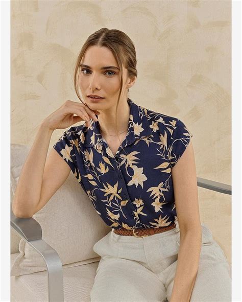 Riachuelo Camisa Feminina Floral Marinho Manga Curta Juliane