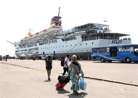 Pelni Menyiapkan Shuttle Bus Di Pelabuhan Batuampar Metropolis