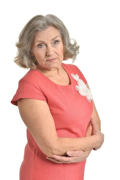 Retrato De Mujer Mayor En Vestido Rojo Sobre Fondo Blanco Foto Premium