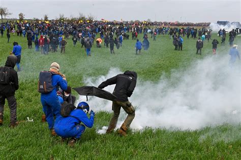 Sainte Soline l un des deux manifestants gravement blessés est sorti