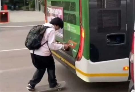 Attaccati al tram il Bus surfing è l ultima follia