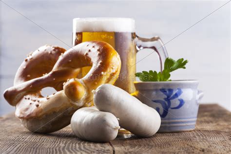 Bayerische Wei Wurst Mit Brezel Und Bier Lizenzfreies Foto