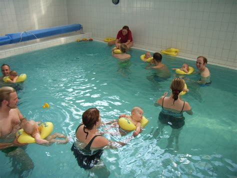 Babyschwimmen Kleinkinderschwimmen Pinguin Wassergewöhung und