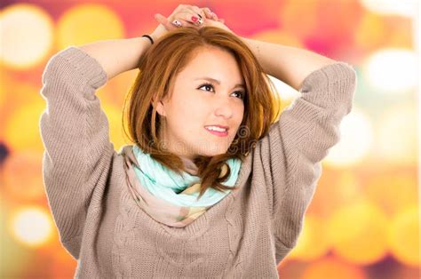 Belle Jeune Fille Blonde De Portrait Au dessus De Coloré Image stock Image du regard