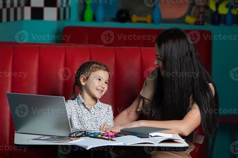 Mère Aidant Sa Fille à Faire Ses Devoirs Mère Aidant Sa Fille à Faire