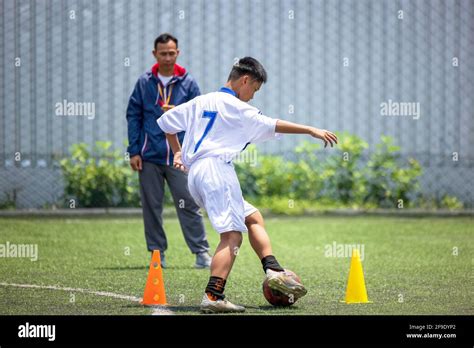 Entrenamiento De F Tbol Americano Para Ni Os Entrenador Explicando El