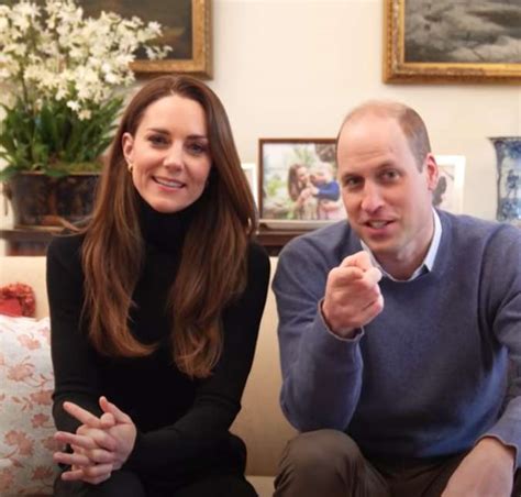 Kate Middleton aparece pela primeira vez na sacada do Palácio de