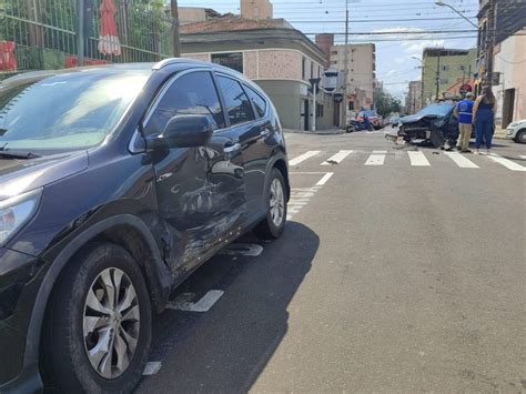 Carro avança preferencial e causa acidente em PG BNT