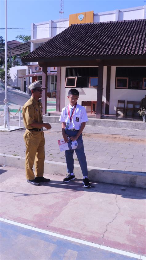 Serah Terima Piala Juara Gwa Dari Murid Ke Sekolah Smk Negeri