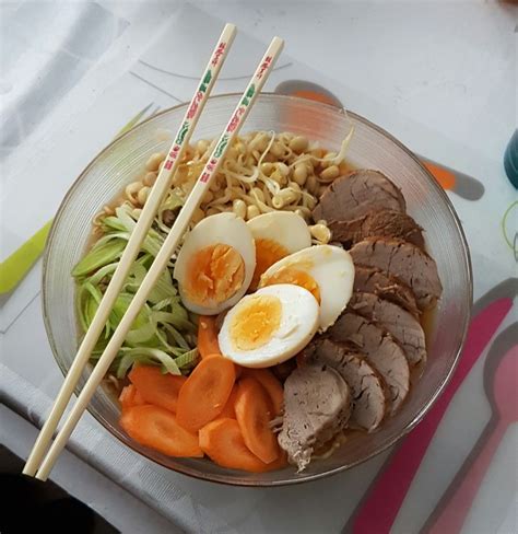 Japanische Nudelsuppe mit Hühnerbrühe und Lende Ramen von dynamind