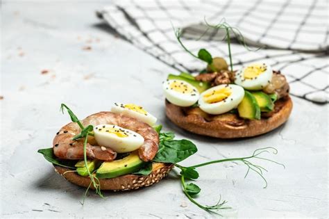 Toast Met Volkoren Brood Ei Spinazie Avocado Garnalen Op Grijze