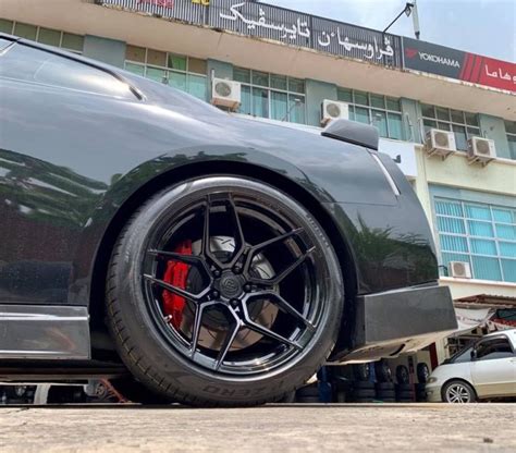 Nissan Gt R R35 Black With Rohana Rfx11 Aftermarket Wheels Wheel Wheel Front