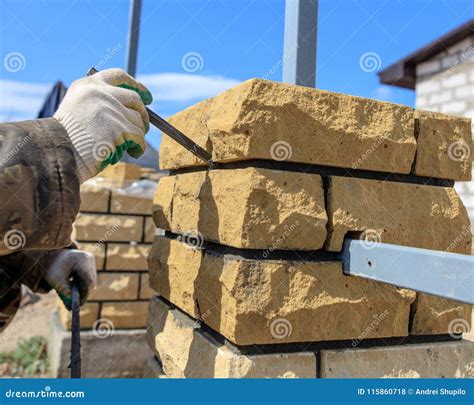 El Hombre Construye Una Pared De Ladrillo En Un Emplazamiento De La