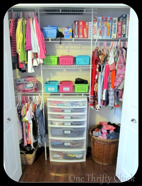 One Thrifty Chick: Organizing The Closet {printable labels}