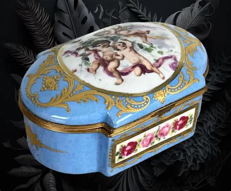 COFFRET A BIJOUX En Porcelaine Bleu De Sevres Signé A Décor De